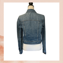 Laden Sie das Bild in den Galerie-Viewer. American Eagle Medium Wash Cropped Denim Jacket (Pre-Loved) Size Large
