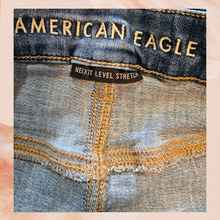 Carregue a imagem no visualizador da Galeria, American Eagle Medium Wash High-Rise Skinny Jeans (Pre-Loved) Size 12 Long
