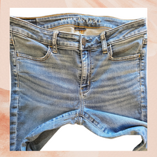 Carregue a imagem no visualizador da Galeria, American Eagle Medium Wash Skinny Cropped Jeans (Pre-Loved) Size 8R
