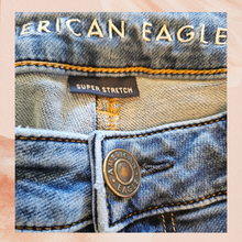 Carregue a imagem no visualizador da Galeria, American Eagle Medium Wash Skinny Cropped Jeans (Pre-Loved) Size 8R
