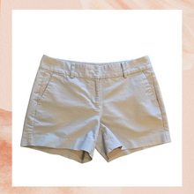 Carregue a imagem no visualizador da Galeria, Ann Taylor Khaki Beige Casual Chino Shorts (Pre-Loved) Size 2
