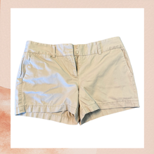 Carregue a imagem no visualizador da Galeria, Ann Taylor Loft Khaki Casual Chino Shorts (Pre-Loved) Size 6
