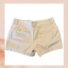 Carregue a imagem no visualizador da Galeria, Ann Taylor Loft Khaki Casual Chino Shorts (Pre-Loved) Size 6
