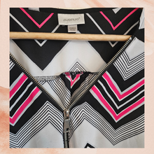 Carregue a imagem no visualizador da Galeria, Avenue Black &amp; Pink Half-Zip Sleeveless Blouse (Pre-Loved) Size 30/32 (4X)
