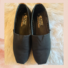 Laden Sie das Bild in den Galerie-Viewer. Bob's by Sketchers Breeze Black Slip-On Espadrille Flats (Pre-Loved) Size 9W
