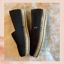 Laden Sie das Bild in den Galerie-Viewer. Bob's by Sketchers Breeze Black Slip-On Espadrille Flats (Pre-Loved) Size 9W
