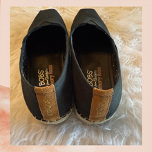 Laden Sie das Bild in den Galerie-Viewer. Bob's by Sketchers Breeze Black Slip-On Espadrille Flats (Pre-Loved) Size 9W
