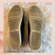 Laden Sie das Bild in den Galerie-Viewer. Bob's by Sketchers Breeze Black Slip-On Espadrille Flats (Pre-Loved) Size 9W
