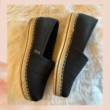 Laden Sie das Bild in den Galerie-Viewer. Bob's by Sketchers Breeze Black Slip-On Espadrille Flats (Pre-Loved) Size 9W
