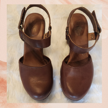 Carica l&#39;immagine nel visualizzatore della galleria, BOC Chestnut Brown Natasha Clogs (Pre-Loved) Size 7
