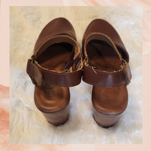 Carica l&#39;immagine nel visualizzatore della galleria, BOC Chestnut Brown Natasha Clogs (Pre-Loved) Size 7
