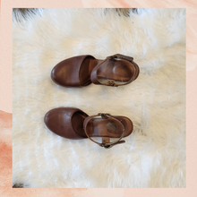 Carica l&#39;immagine nel visualizzatore della galleria, BOC Chestnut Brown Natasha Clogs (Pre-Loved) Size 7
