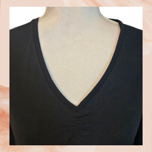 Carregue a imagem no visualizador da Galeria, Banana Republic Stretch Basic Black V-Neck Tee (Pre-Loved) Large
