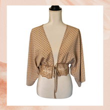 Carregue a imagem no visualizador da Galeria, Beige Lace Front-Tie Wide Sleeve Bolero (Pre-Loved) Small
