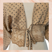 Carregue a imagem no visualizador da Galeria, Beige Lace Front-Tie Wide Sleeve Bolero (Pre-Loved) Small
