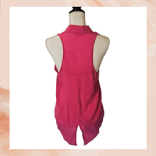 Carregue a imagem no visualizador da Galeria, Bella Luxx Fuchsia Silk Sleeveless Blouse (Pre-Loved) Size Small
