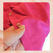Carregue a imagem no visualizador da Galeria, Bella Luxx Fuchsia Silk Sleeveless Blouse (Pre-Loved) Size Small
