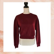 Chargez l&#39;image dans la visionneuse de la galerie, Berry Maroon Classic Cropped Sweatshirt NWT
