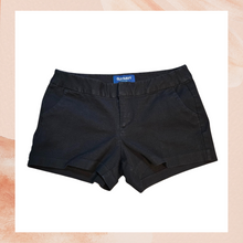 Carregue a imagem no visualizador da Galeria, Black Old Navy Stretch Classic Chino Shorts (Pre-Loved) Size 10
