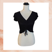 Laden Sie das Bild in den Galerie-Viewer. Black Ribbed Ruched Tie-Front Cropped Top (Pre-Loved) Medium
