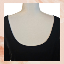 Laden Sie das Bild in den Galerie-Viewer. Black Velvet Wide Neck 3/4 Sleeve Blouse (Pre-Loved) Medium
