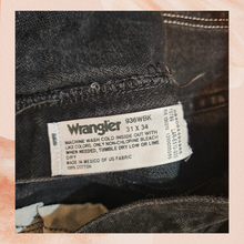 Carregue a imagem no visualizador da Galeria, Black Wrangler Cowboy Cut Straight Leg Jeans (Pre-Loved) W31 L34
