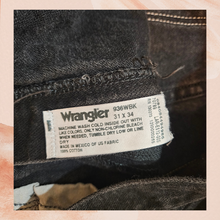 Carica l&#39;immagine nel visualizzatore della galleria, Black Wrangler Cowboy Cut Straight Leg Jeans (Pre-Loved) W31 L34
