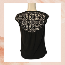 Carregue a imagem no visualizador da Galeria, Black Crochet Lace Cap Sleeve Blouse (Pre-Loved) Small
