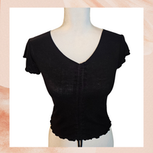 Carica l&#39;immagine nel visualizzatore della galleria, Black Ribbed Ruched Tie-Front Cropped Top (Pre-Loved) Medium
