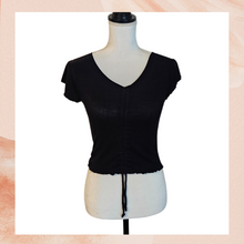 Carica l&#39;immagine nel visualizzatore della galleria, Black Ribbed Ruched Tie-Front Cropped Top (Pre-Loved) Medium
