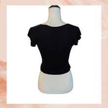 Laden Sie das Bild in den Galerie-Viewer. Black Ribbed Ruched Tie-Front Cropped Top (Pre-Loved) Medium
