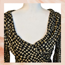 Cargue la imagen en el visor de la galería, Black &amp; Tan Sheer Sleeve Wide V-Neck Blouse (Pre-Loved) Medium
