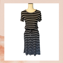 Carregue a imagem no visualizador da Galeria, Black &amp; White Striped Soft Knit Short Sleeve Midi Dress (Pre-Loved) Size Medium
