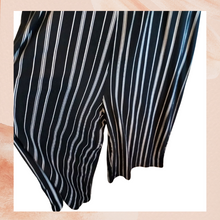Cargue la imagen en el visor de la galería, Black and White Striped Wide Leg Cropped Jumpsuit NWOT XXL
