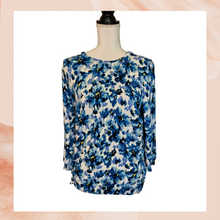 Carregue a imagem no visualizador da Galeria, Blue Floral 3/4 Sleeve Crewneck Shirt (Pre-Loved) OS (See Measurements)
