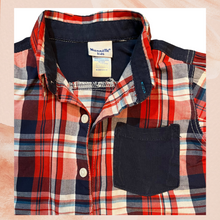 Laden Sie das Bild in den Galerie-Viewer. Boy&#39;s Red &amp; Deep Navy Blue Plaid Short Sleeve Button-Down Shirt (Pre-Loved) 3T
