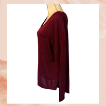 Carica l&#39;immagine nel visualizzatore della galleria, Burgundy Lightweight V-Neck Knit Sweater (Pre-Loved) Large
