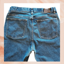 Laden Sie das Bild in den Galerie-Viewer. Calvin Klein Medium Wash High-Rise Straight Leg Jeans (Pre-Loved) Size 12
