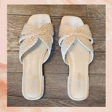 Carica l&#39;immagine nel visualizzatore della galleria, Calvin Klein Cream Braided Wicker Slide Sandal (Pre-Loved) Size 7
