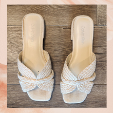 Carica l&#39;immagine nel visualizzatore della galleria, Calvin Klein Cream Braided Wicker Slide Sandal (Pre-Loved) Size 7
