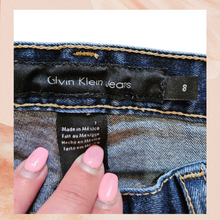 Carregue a imagem no visualizador da Galeria, Calvin Klein Medium Dark Wash Bootcut Jeans (Pre-loved) Size 8
