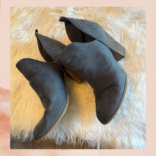 Carica l'immagine nel visualizzatore della galleria, Carlos Santana Gray Suede Cut-Out Block Heel Ankle Bootie (Pre-Loved) Size 9 M
