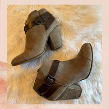 Chargez l'image dans la visionneuse de la galerie, Carlos Santana Light Brown Soft Faux Suede Ankle Boots (Pre-Loved) Size 9M
