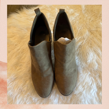 Laden Sie das Bild in den Galerie-Viewer. Carlos Santana Cool Brown Suede Cut-Out Block Heel Ankle Booties (Pre-Loved) Size 9.5
