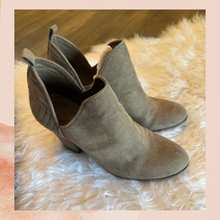 Laden Sie das Bild in den Galerie-Viewer. Carlos Santana Cool Brown Suede Cut-Out Block Heel Ankle Booties (Pre-Loved) Size 9.5
