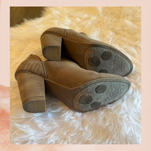 Laden Sie das Bild in den Galerie-Viewer. Carlos Santana Cool Brown Suede Cut-Out Block Heel Ankle Booties (Pre-Loved) Size 9.5
