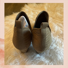 Laden Sie das Bild in den Galerie-Viewer. Carlos Santana Cool Brown Suede Cut-Out Block Heel Ankle Booties (Pre-Loved) Size 9.5
