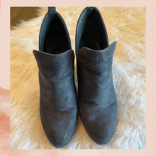 Carica l'immagine nel visualizzatore della galleria, Carlos Santana Gray Suede Cut-Out Block Heel Ankle Bootie (Pre-Loved) Size 9 M

