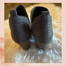 Carica l'immagine nel visualizzatore della galleria, Carlos Santana Gray Suede Cut-Out Block Heel Ankle Bootie (Pre-Loved) Size 9 M

