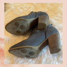 Carica l'immagine nel visualizzatore della galleria, Carlos Santana Gray Suede Cut-Out Block Heel Ankle Bootie (Pre-Loved) Size 9 M
